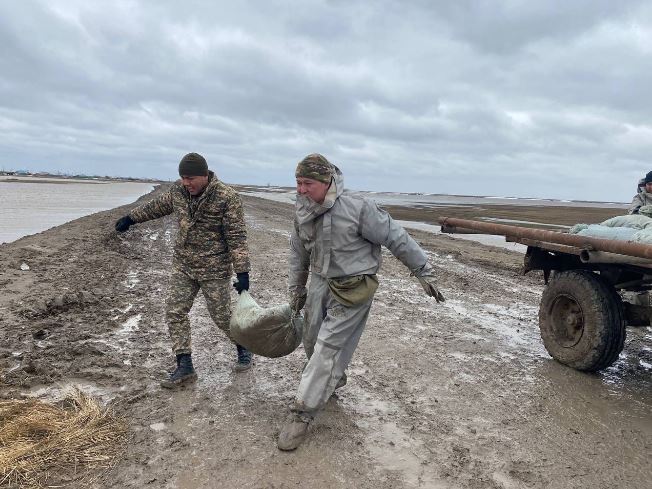 سرباز به پاکسازی منطقه سیل زده کمک می کند. (عکس: وزارت دفاع قزاقستان)